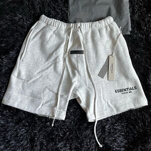 Fear of God Essentials Shorts Light Oatmeal Size M